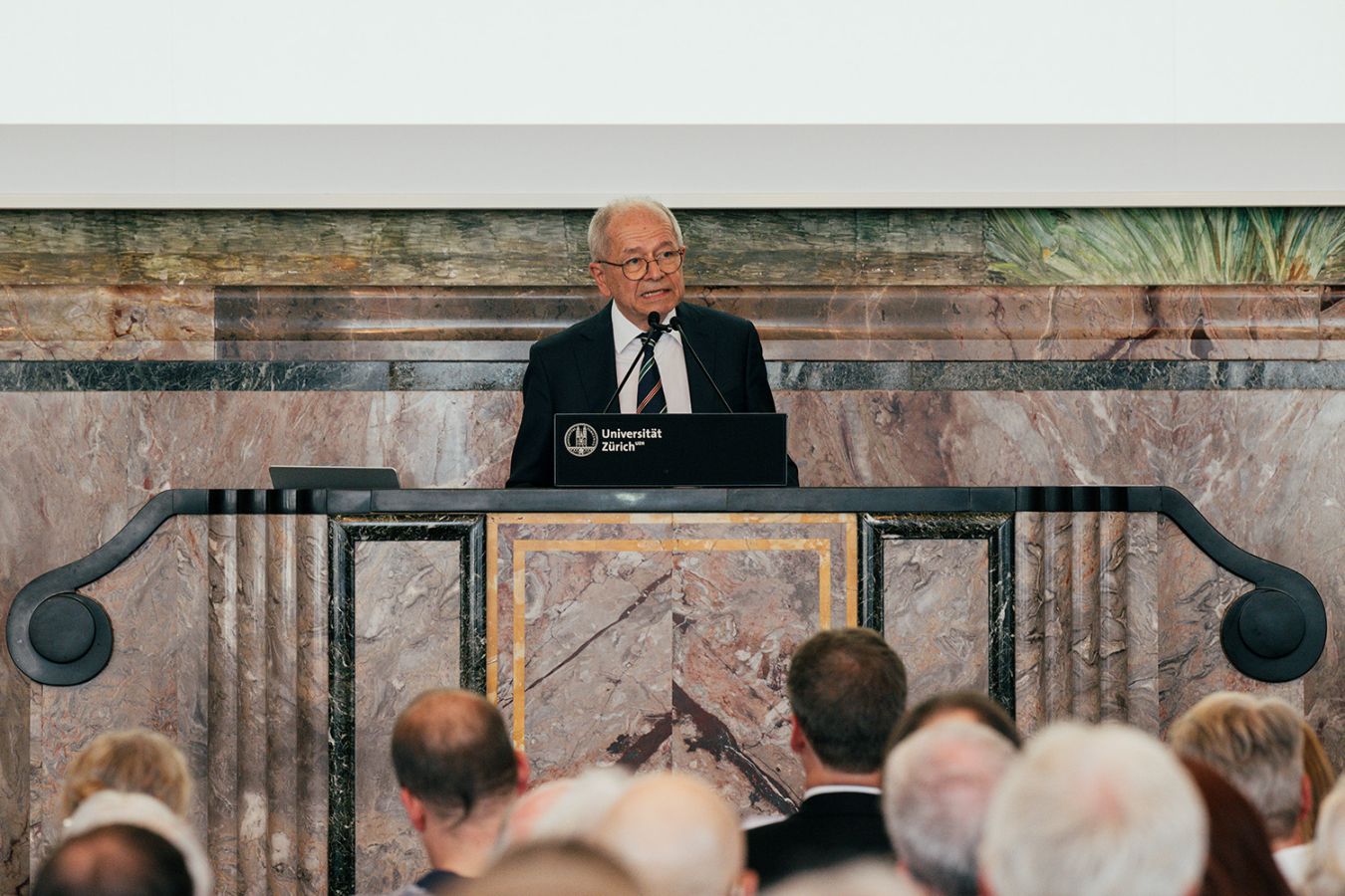 Antonio Loprieno in der Aula der UZH. (Bilder: Caroline Krajcir)